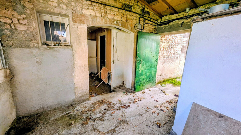 Anciens bâtiments et petite maison à renover sur un terrain avec vue exceptionnelle