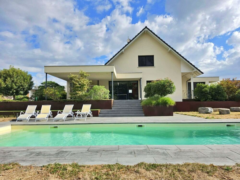 Maison à vendre 9 pièces KEMBS LOECHLE (68).Belle maison contemporaine de 250 m², 14 ares, avec piscine, en lisière de forêt