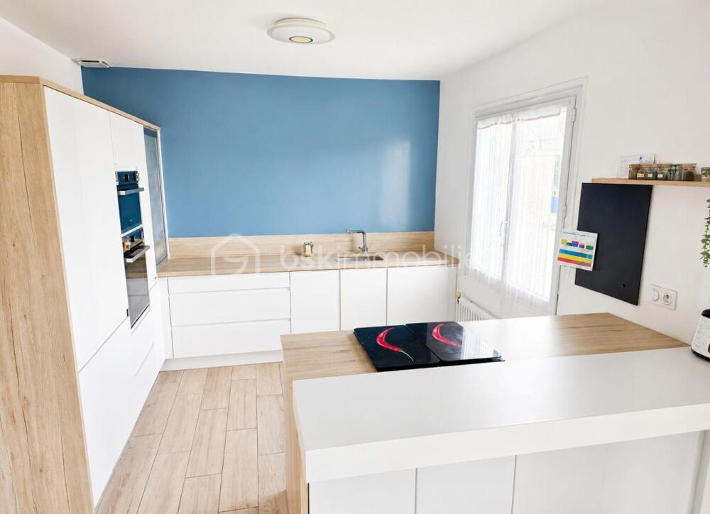 Coup de coeur assuré  Maison familiale non mitoyenne rénovée avec piscine chauffée quartier Barrières St Marc a Orléans