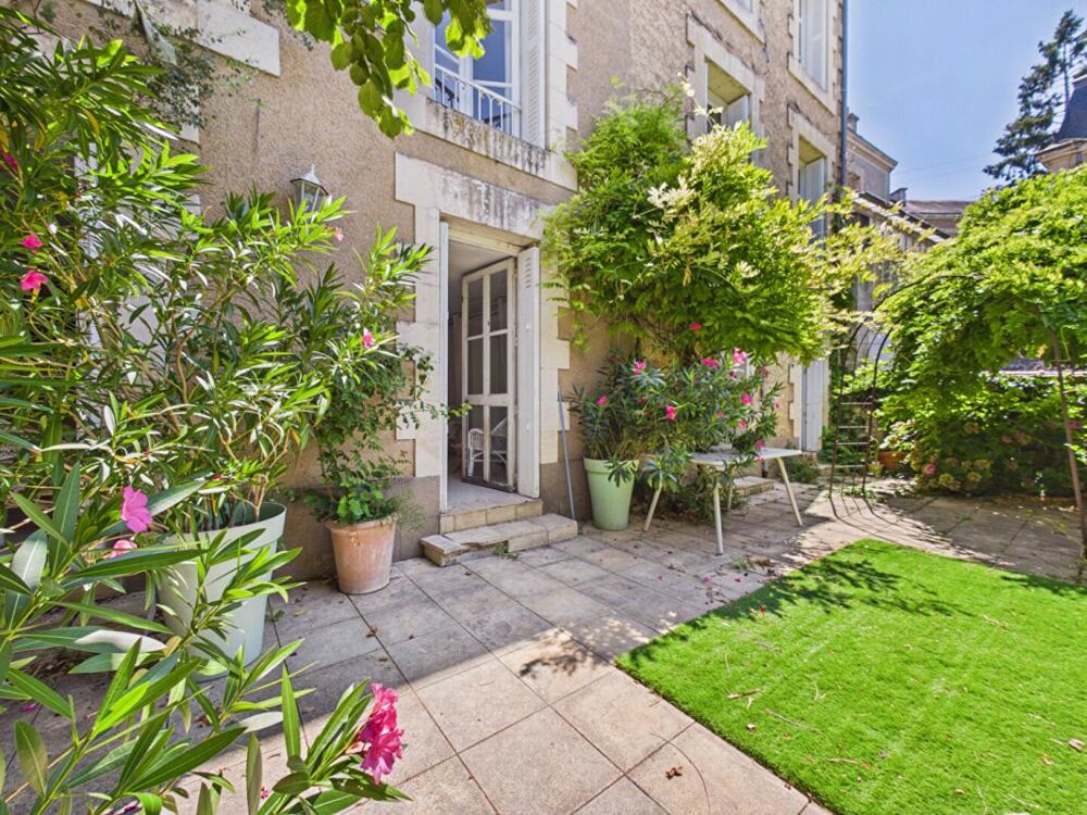 Demeure de caractère de 376 m2 sur le plateau de Poitiers avec 10 chambres et jardin