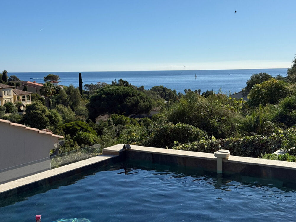 Villa rénovée vue mer à vendre LES ISSAMBRES (83)