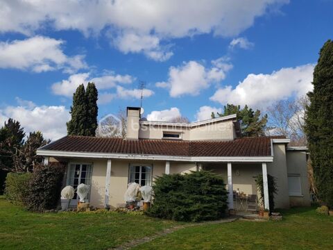   Belle maison d'architecte tr�s bien entretenue et lumineuse comportant 7 pi�ces sur une grande parcelle arbor�e Maison - 7 pi�ce(s) - 150 m�