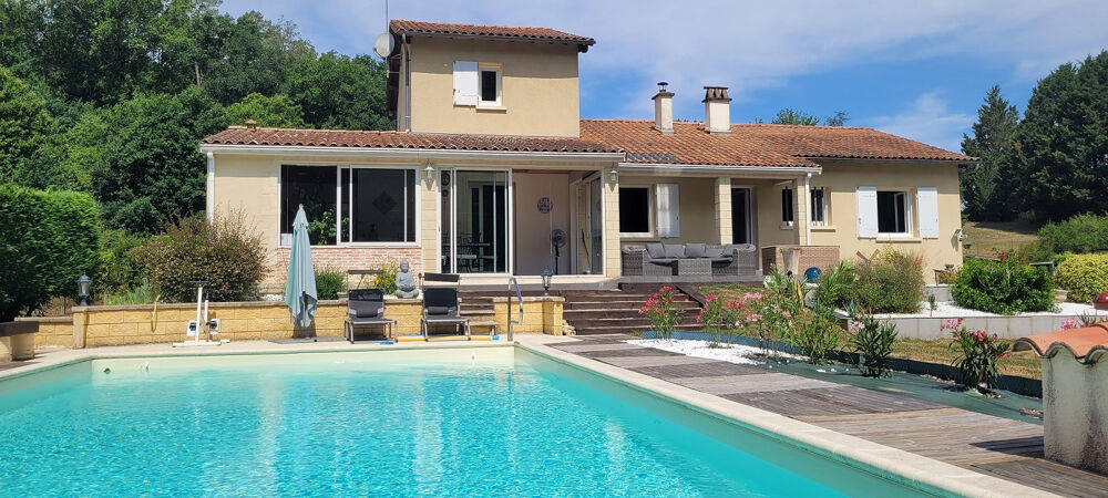 Maison chaleureuse! 2 cuisines. 4/5 chambres. 2 SDE.2 wc. Ss/sol. Garage. Piscine 11 X 6M. 2 Terrasses. Jardin clos de 2678 m2