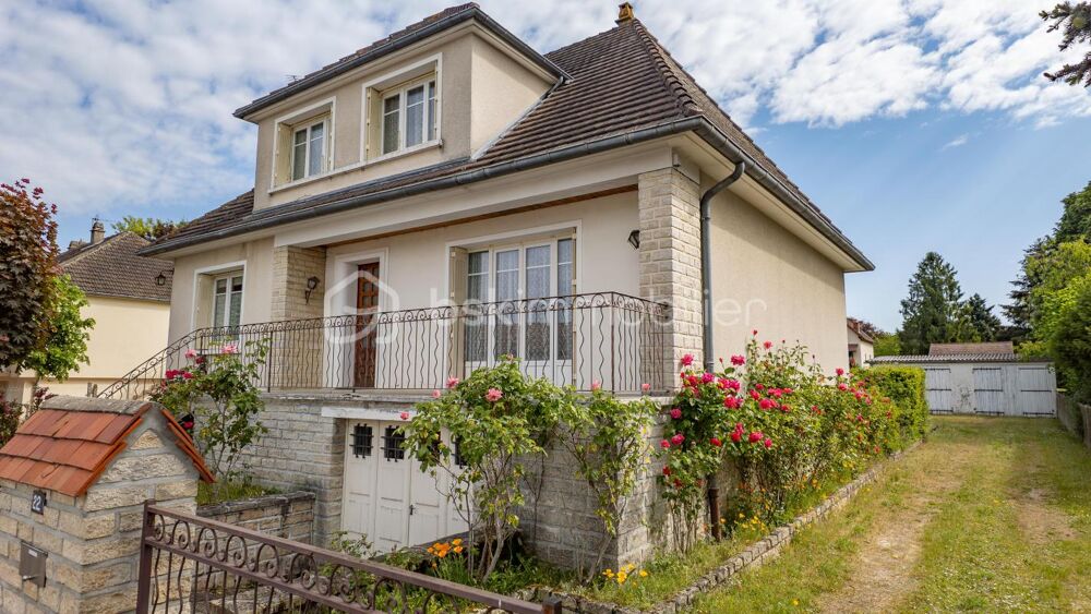 Vente Maison Charmante maison traditionnelle de caractère avec son sous-sol complet, son agréable terrain et son grand garage indépendant dan Coulanges les nevers