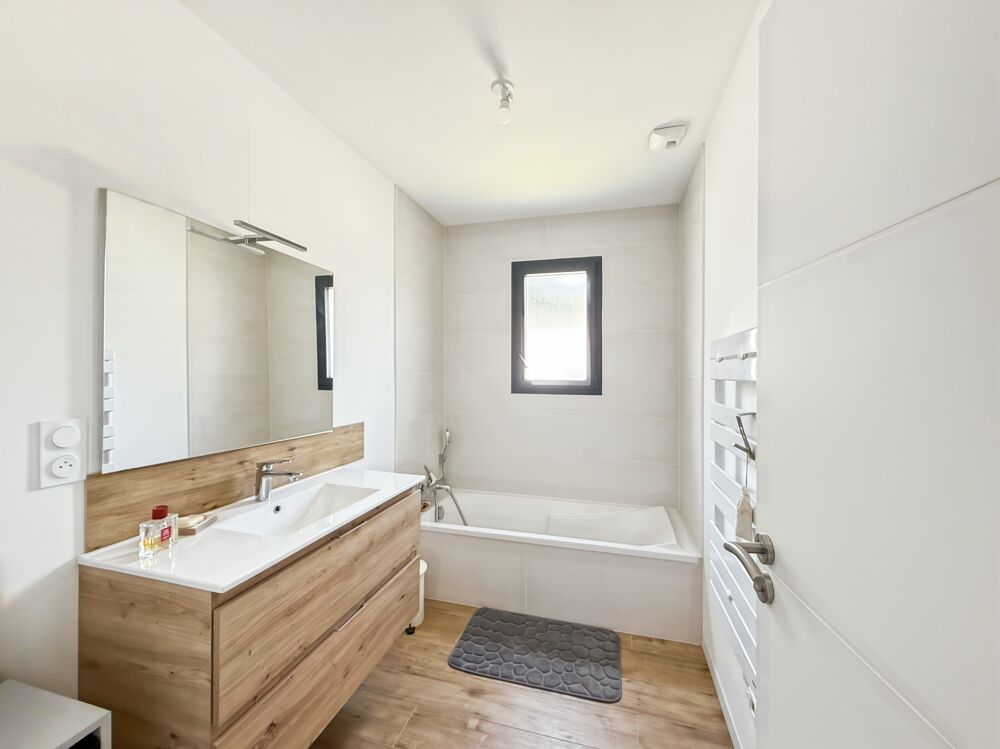 PORNIC SECTEUR RESIDENTIEL - MAISON PLAIN-PIED CONTEMPORAINE 3 CHAMBRES - JARDIN CLOS