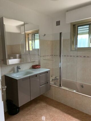 Appartement à louer 3 pièces 100 m²