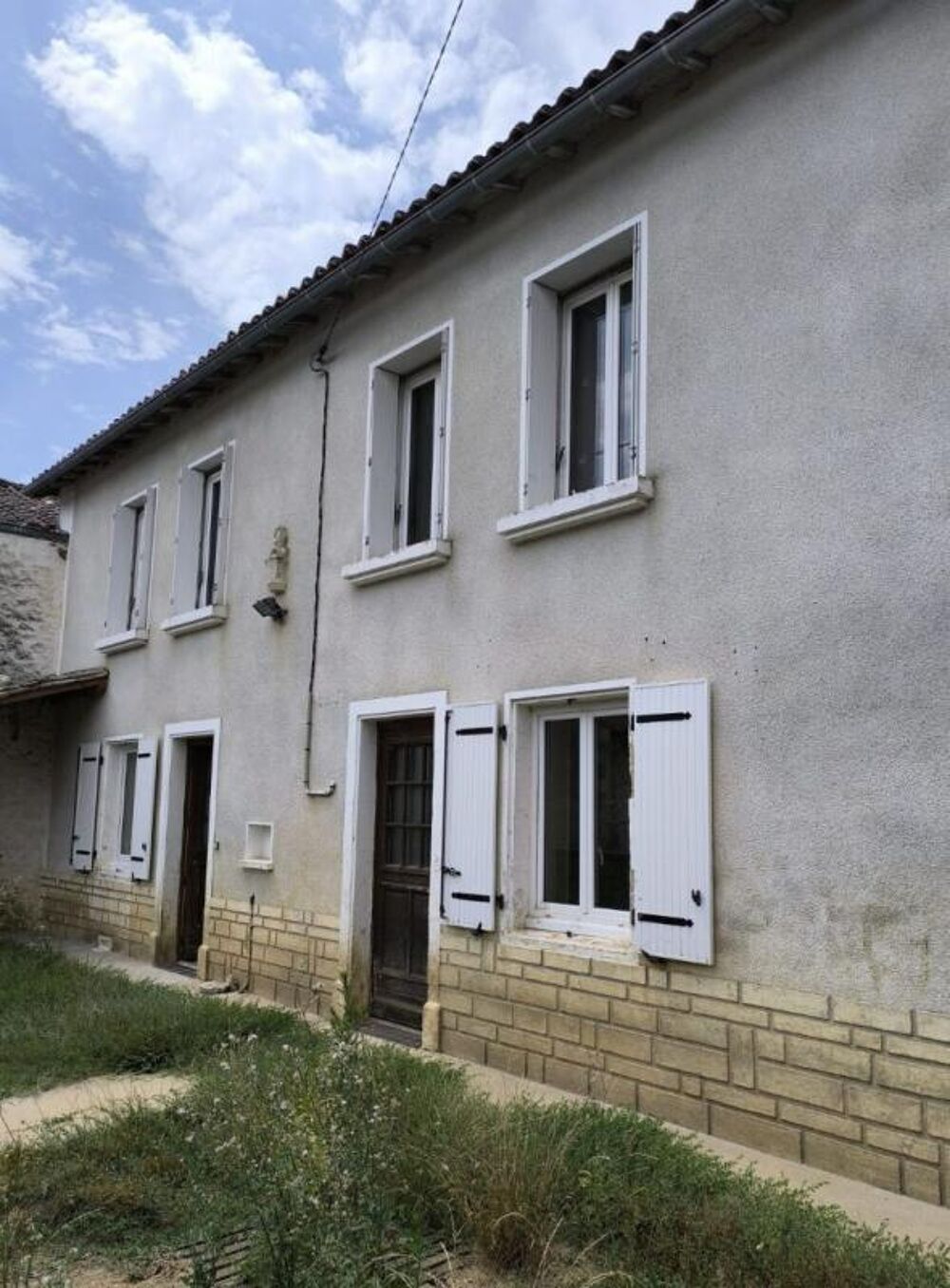 Maison de village, 5 pièces, dépendances et grand terrain Valdelaume (79)