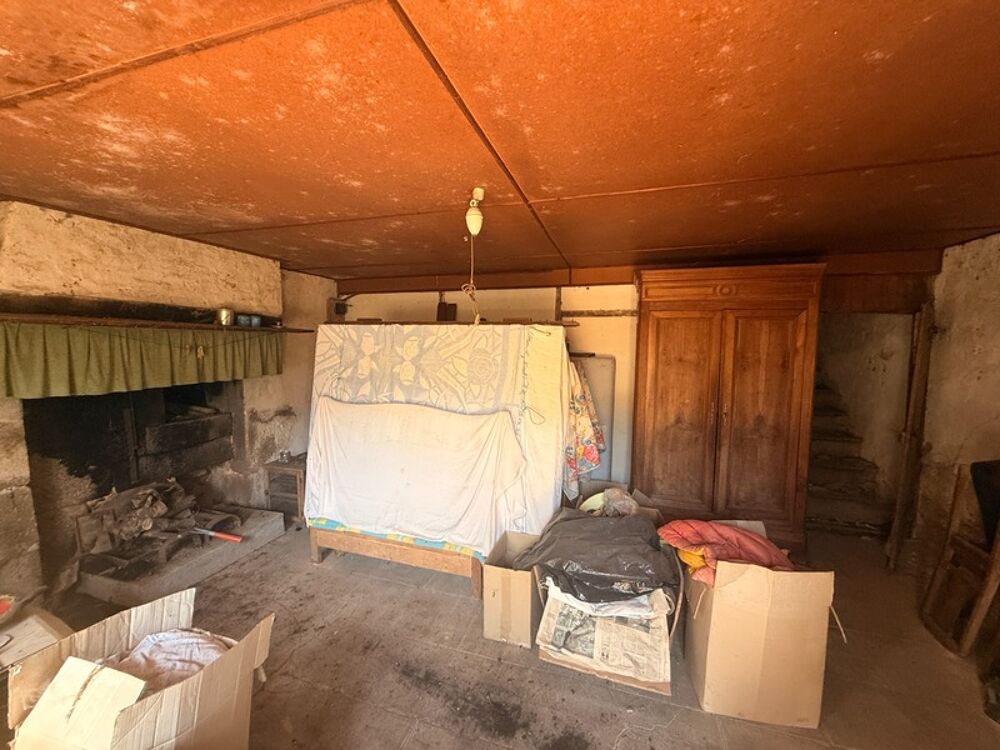 EN EXCLUSIVITE ! Charmante maison en pierre 60m² à rénover, Terrain de 900 m² 23 800 €