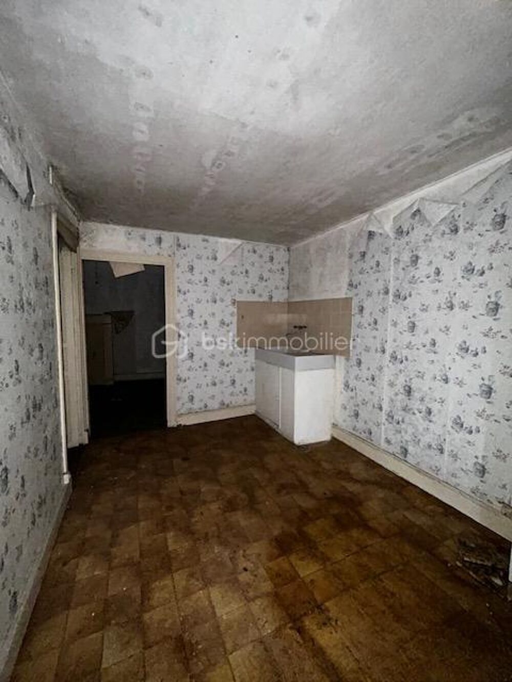 Maison à rénover, cour et grange 2Min N10/ 30Min de Poitiers