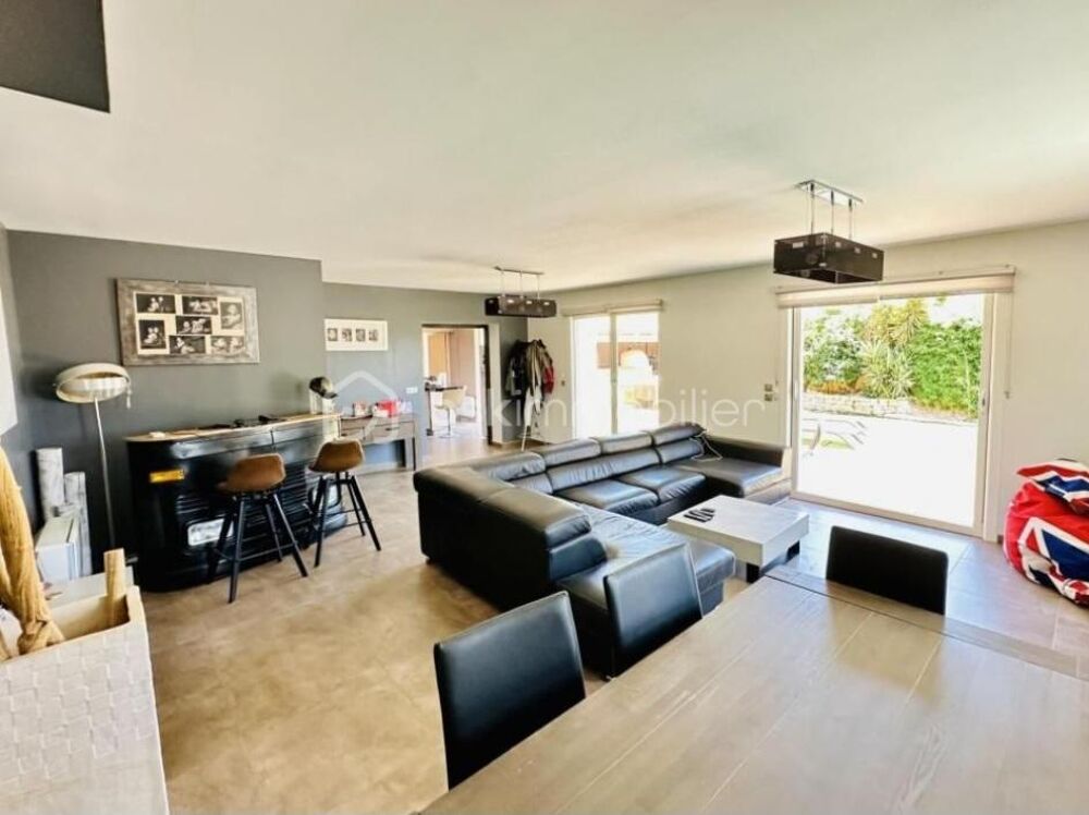 CARQUEIRANNE: VILLA T6 DE 130 M2 AVEC PISCINE VUE MER