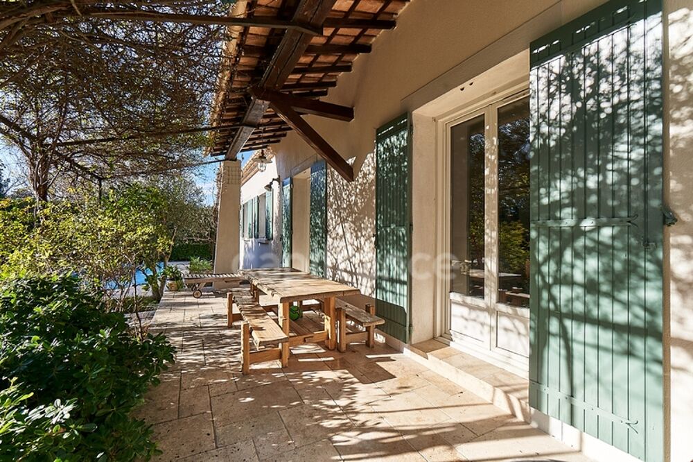 Vente Maison A Eyguières belle villa de plain pied de 150 m2, familiale et économe DPE AA, rénovée, 4 chambres + dépendance, terrain clos de Eyguieres