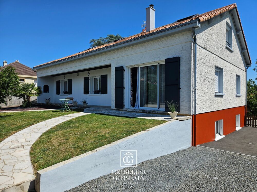 Maison familiale rénovée 240 m²  10 pièces  4 chambres  Essarts-en-Bocage (85)