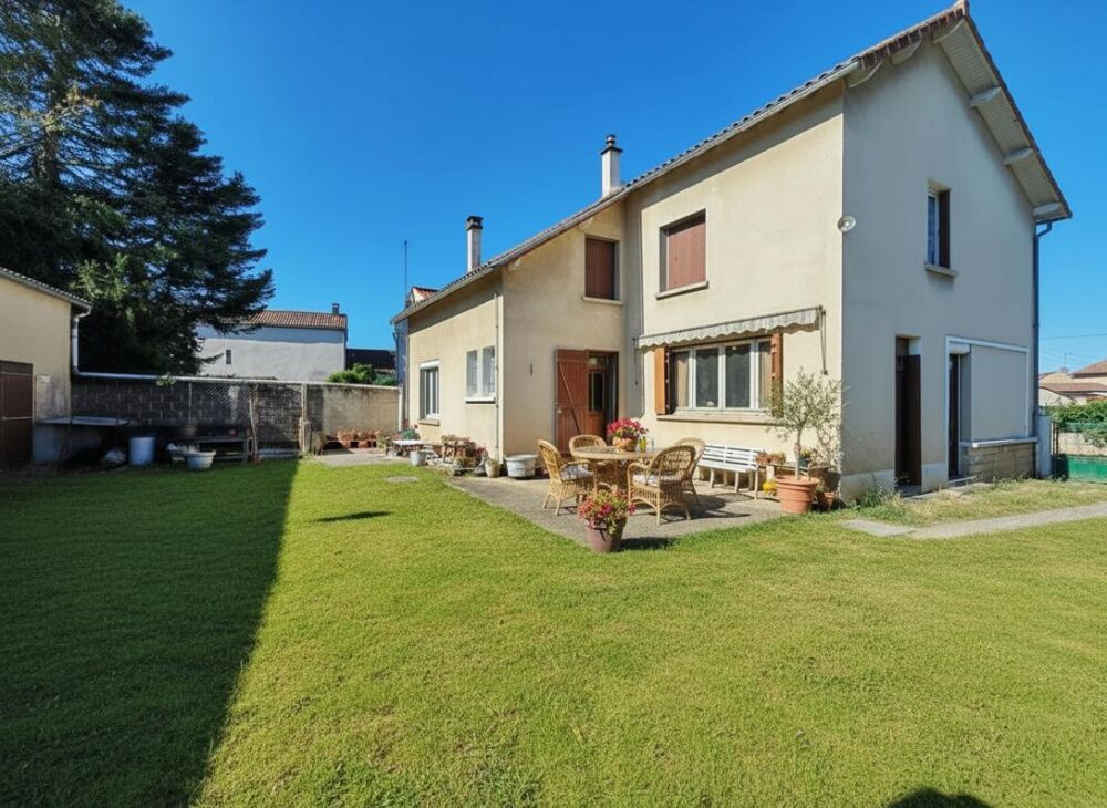 Maison de 185 m2 à Bignoux , 5 chambres , jardin, cour, grange