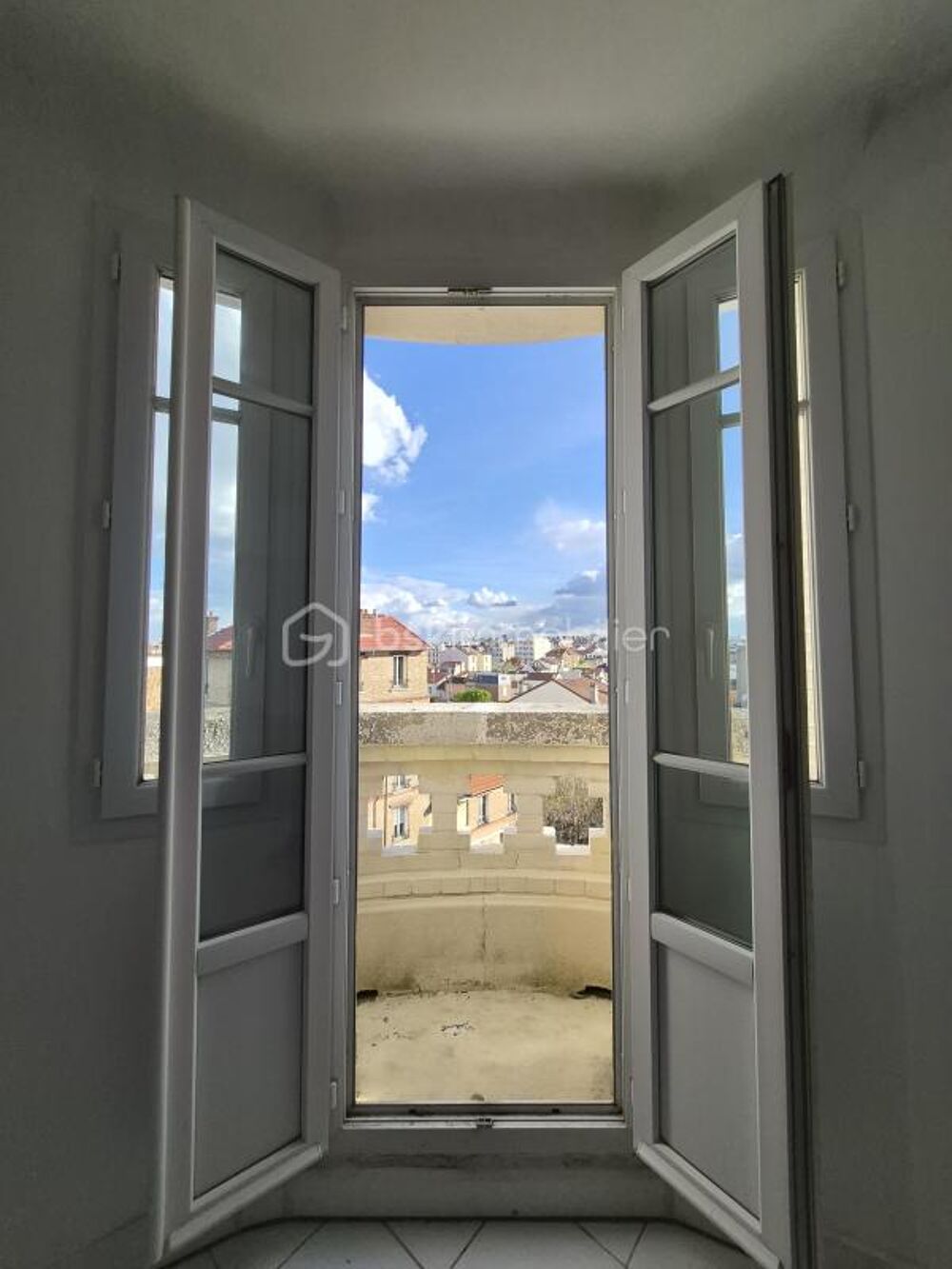 DERNIER ETAGE AVEC BALCON ET VUE SPECTACULAIRE SUR PARIS ET LA DEFENSE