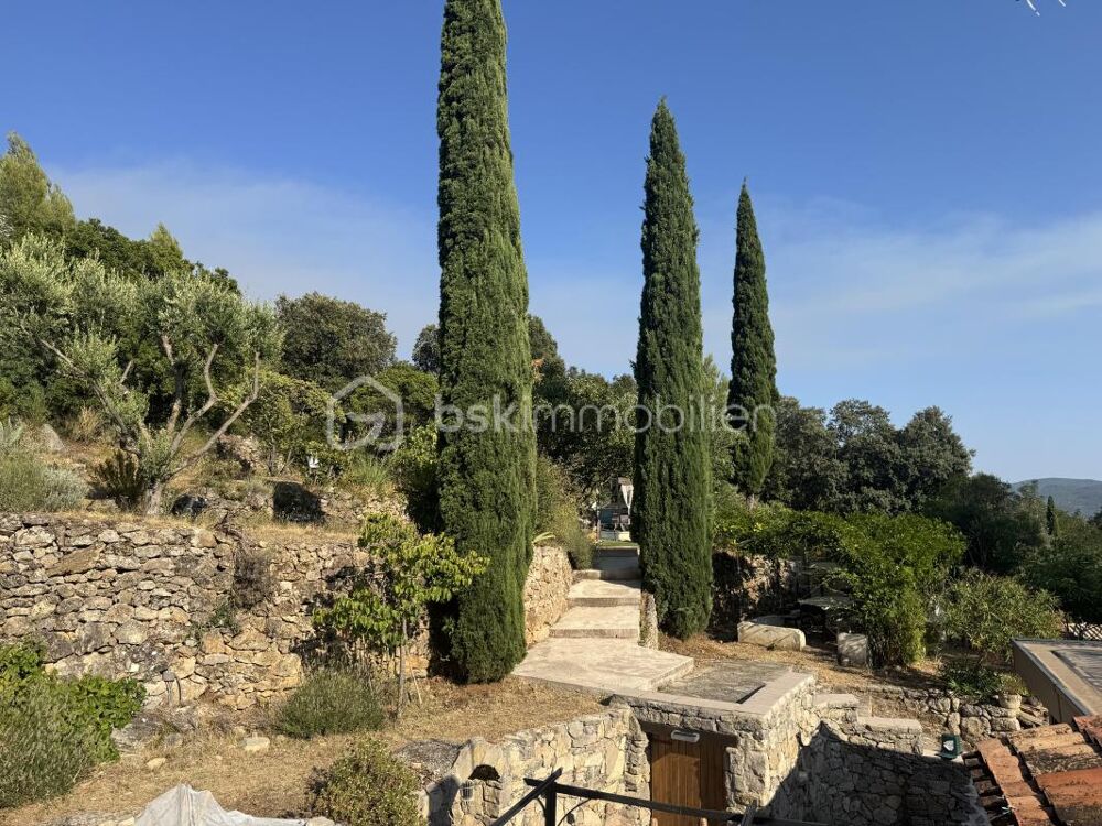 À La Roquebrussanne ( 83136), maison de charme dans un écrin de nature avec panorama exceptionnel, grand terrain et piscine