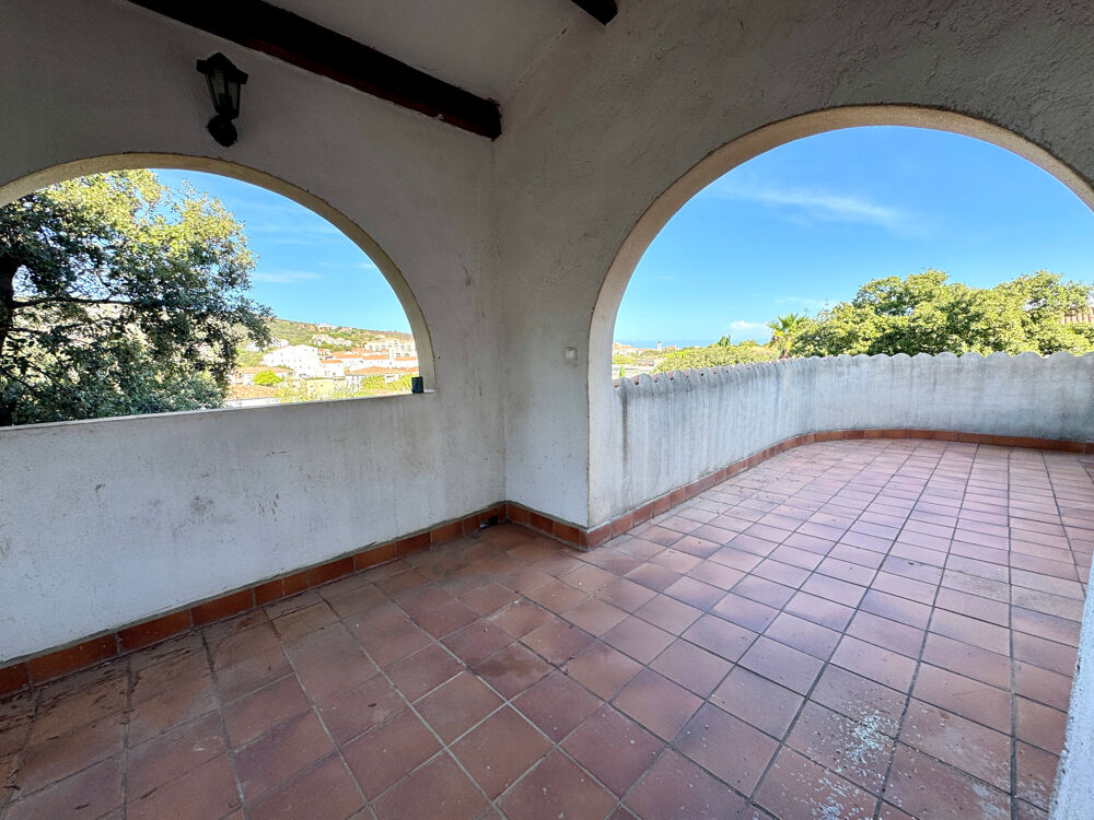 LÎle-Rousse  Maison 5 pièces, 3 niveaux avec terrasses, jardin et vastes garages  Centre ville et plage à pied