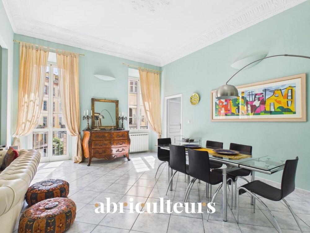 Superbe appartement traversant rénové de 136,81 m²  Trois balcons  Garage  À 30 mètres du Port de Nice
