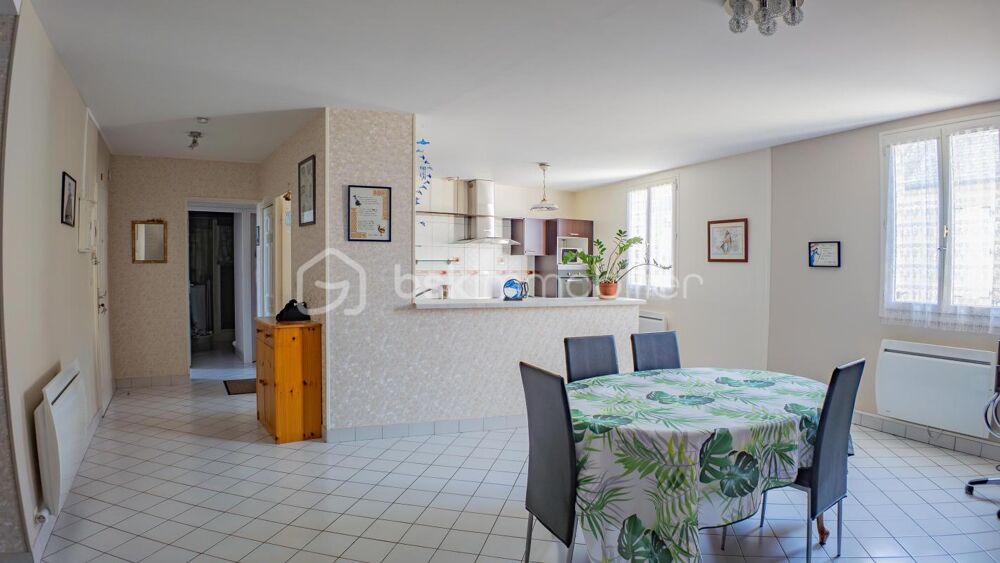 Magnifique appartement 3 pièces, spacieux (88 m²), entièrement rénové dans une résidence sécurisée (avec ascenseur, cour collect