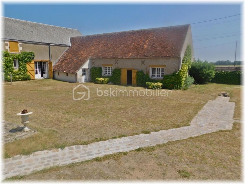Propriété de plus de 9000 m2 comprenant 1000 m2 de bati dont 437 m2 habitable
