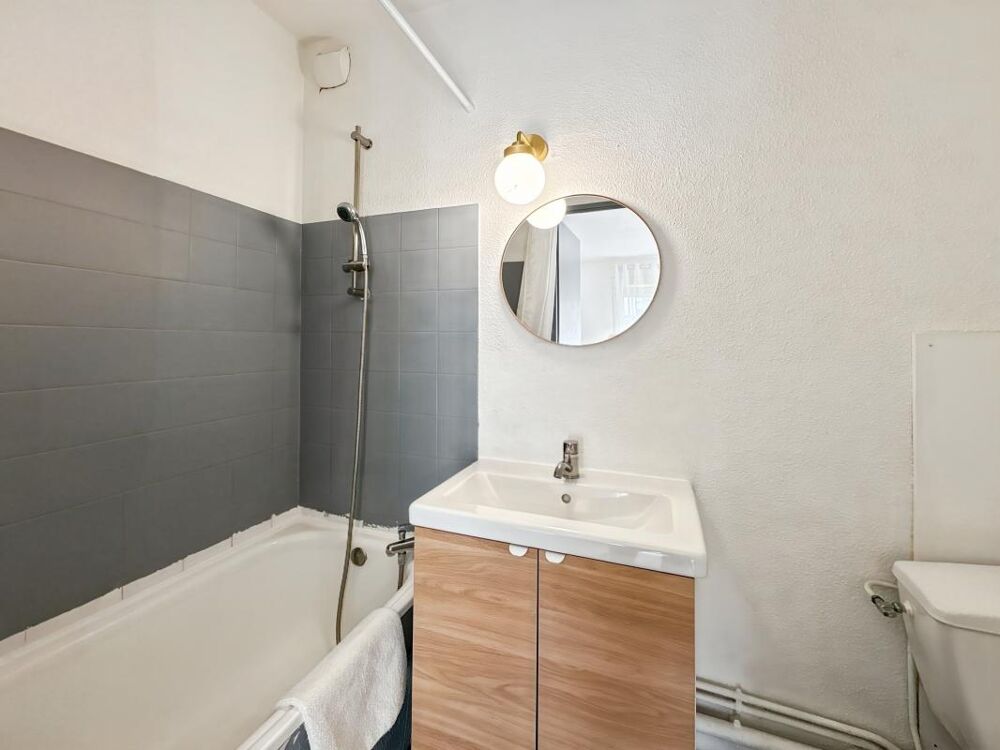 À Vendre  Studio VENDU LIBRE avec Stationnement dans résidence sécurisée
