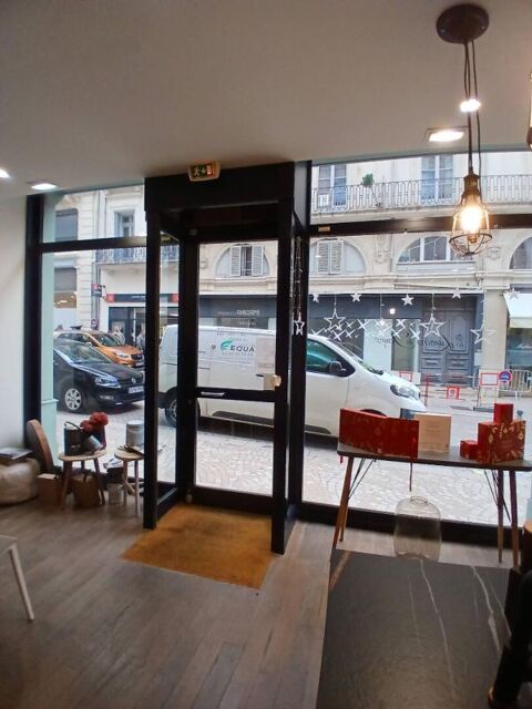   BEZIERS - Local commercial, grande vitrine en face de l'hôtel de ville 