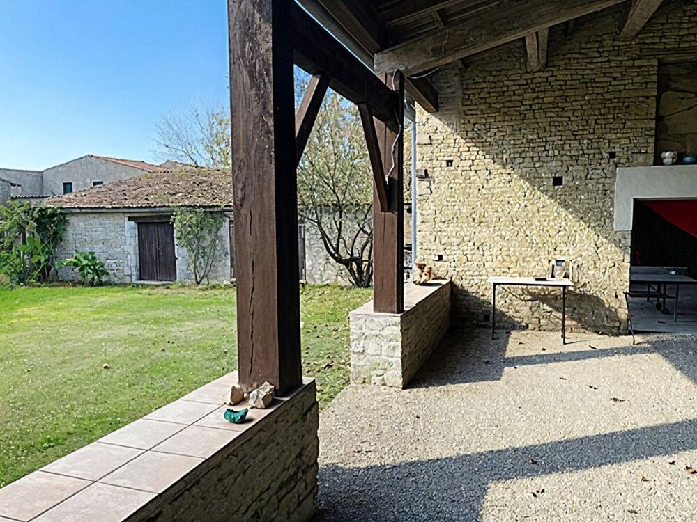Demeure en pierre 312 m2 habitables, logement annexe, dépendances, jardins clos