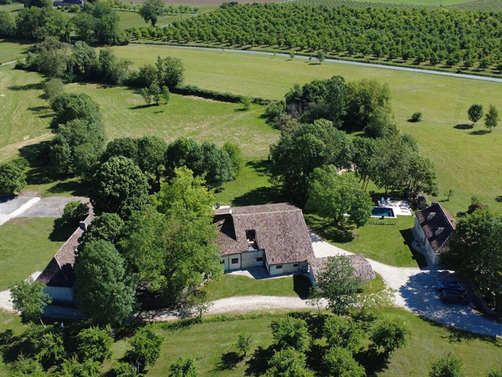 Un domaine d'exception en Dordogne avec trois maisons de caractère et deux granges