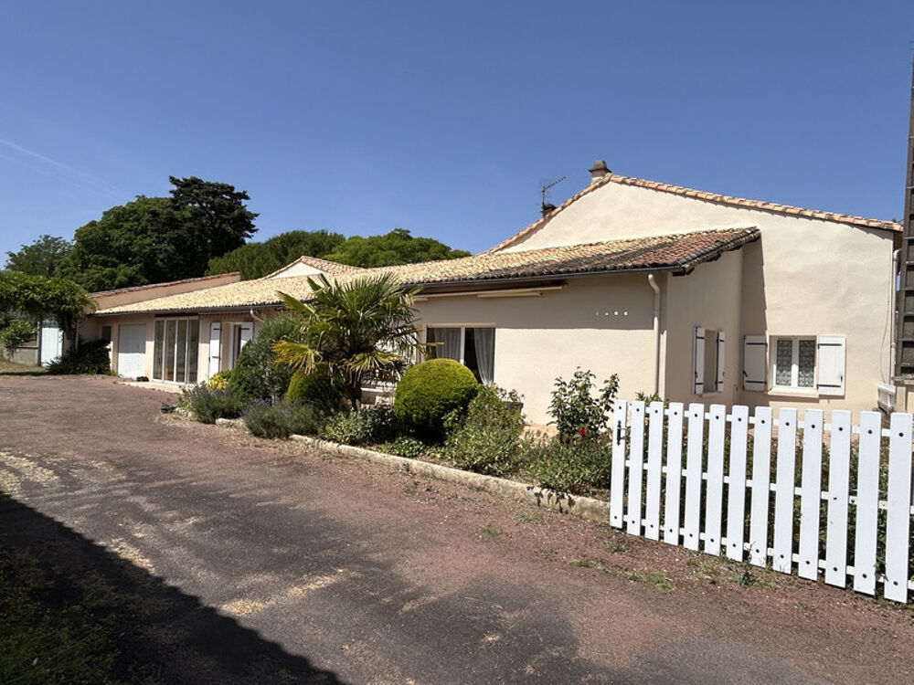 GRANDE MAISON AVEC VASTE SÉJOUR, 3 CHAMBRES, DÉPENDANCES DONT 4 GARAGES, PUITS ET CITERNE SUR 1656 M²