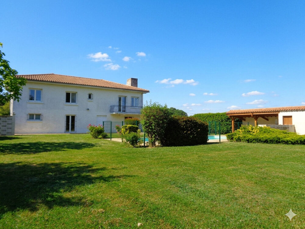 Maison à vendre FONTCOUVERTE (17) 12 pièces 218m2 (3 logements) parcelle de 4000m2