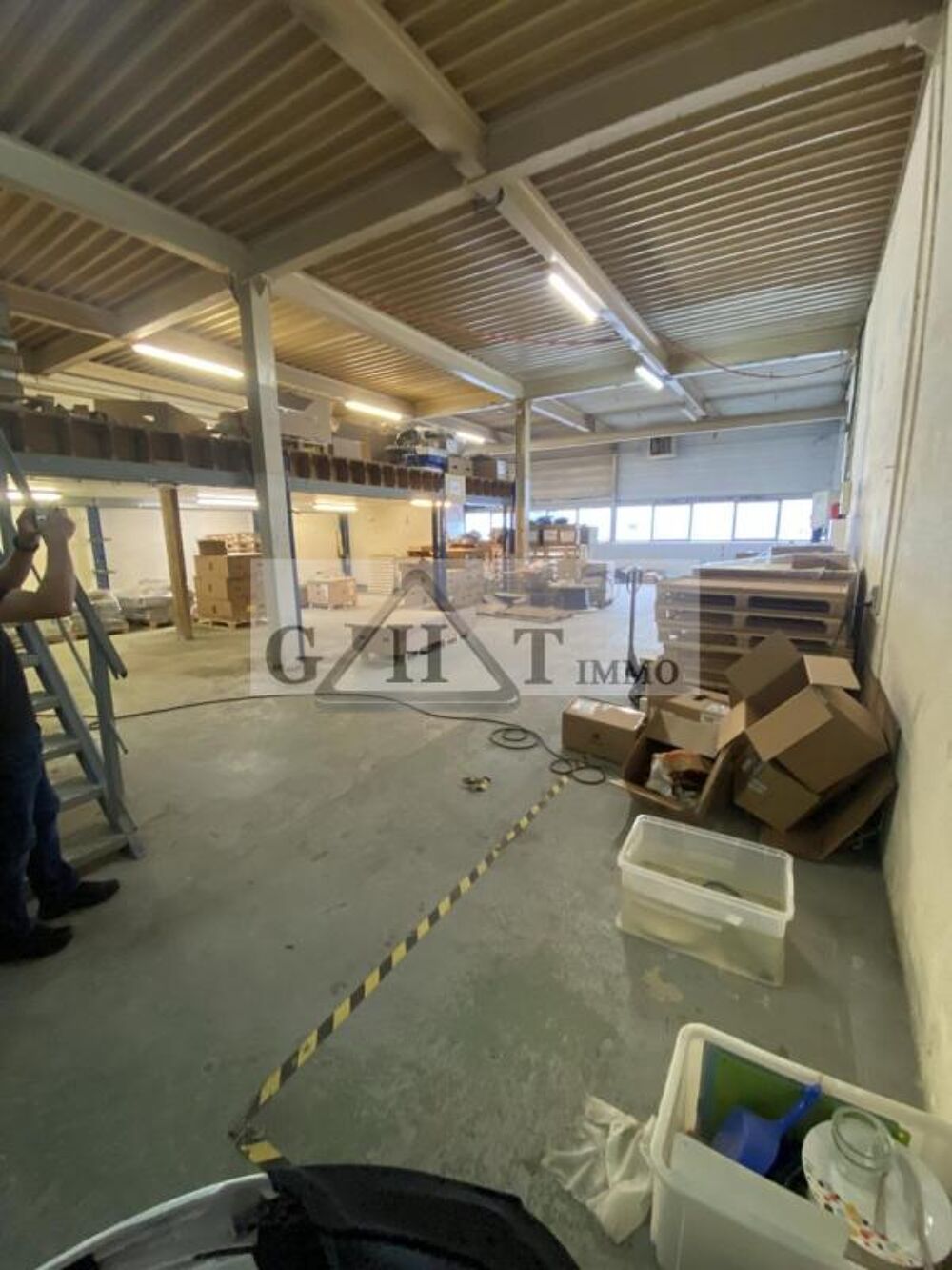   ENTREPOT+BUREAUX 345M² A LOUER NOISY LE GRAND 