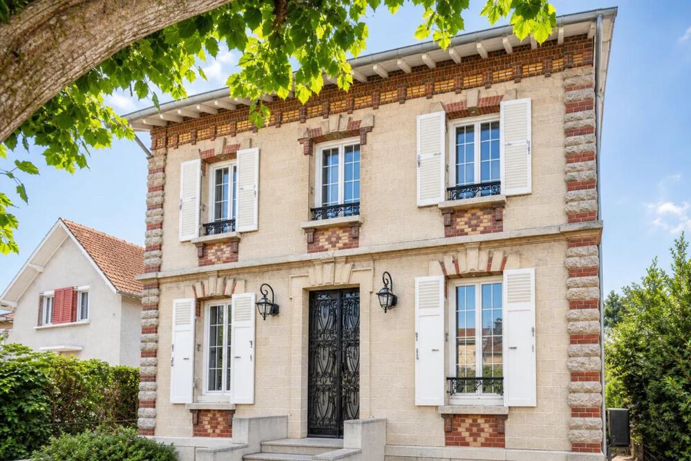 Belle maison individuelle de 250 m² sur terrain piscinable à découvrir !