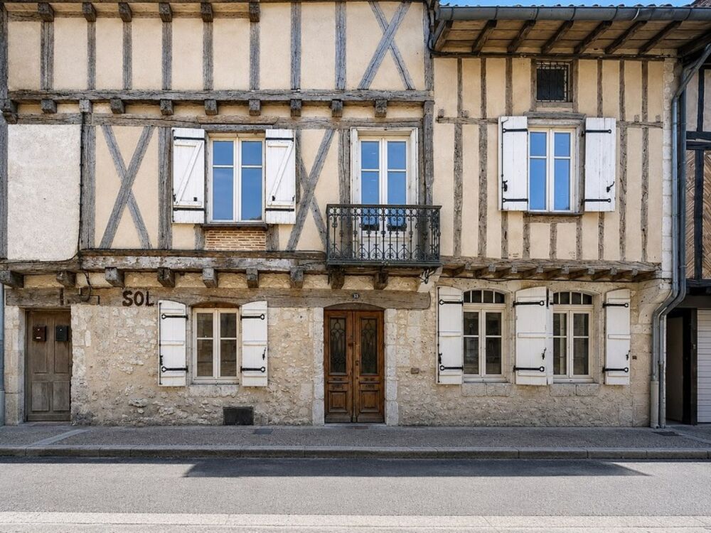 Maison de caractère avec éléments médiévaux  241 m²  6 chambres  Cour et terrasse  Centre historique
