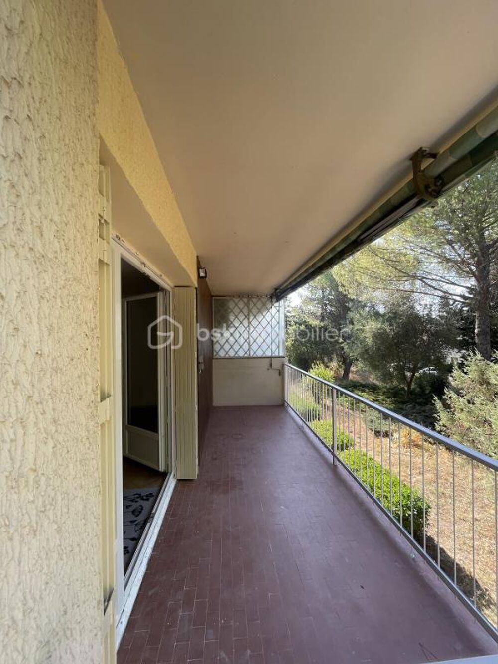 Appartement rénové avec terrasse de 83m2 au coeur de Venelles  Calme et tout à pied
