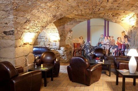 Dpt Ardèche (07), à vendre proche de VALLON PONT D'ARC Murs d'un Hôtel Restaurant 1290000 07150 Vallon pont d arc