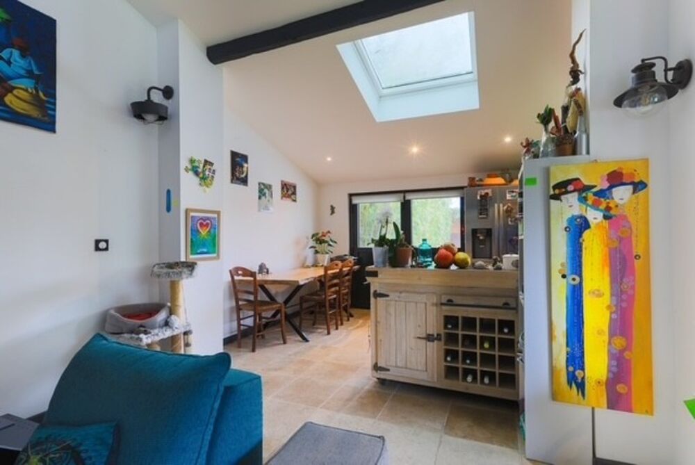 Très bel ensemble immobilier avec jardin et piscine proposant 2 maisons non mitoyennes et un immeuble de 5 studios avec rentabi