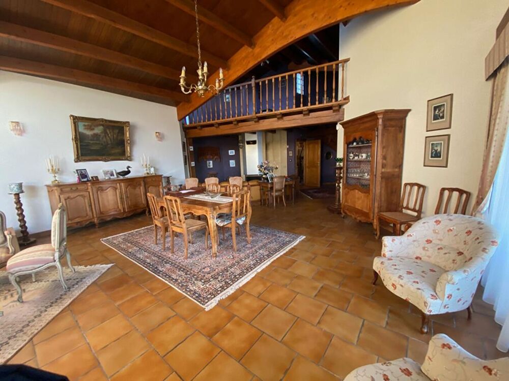 Vente Maison EXCLUSIVITE Maison de  5 pièces  avec dépendance/ local d'activité  de  3 pièces de 55 m2 Saintes
