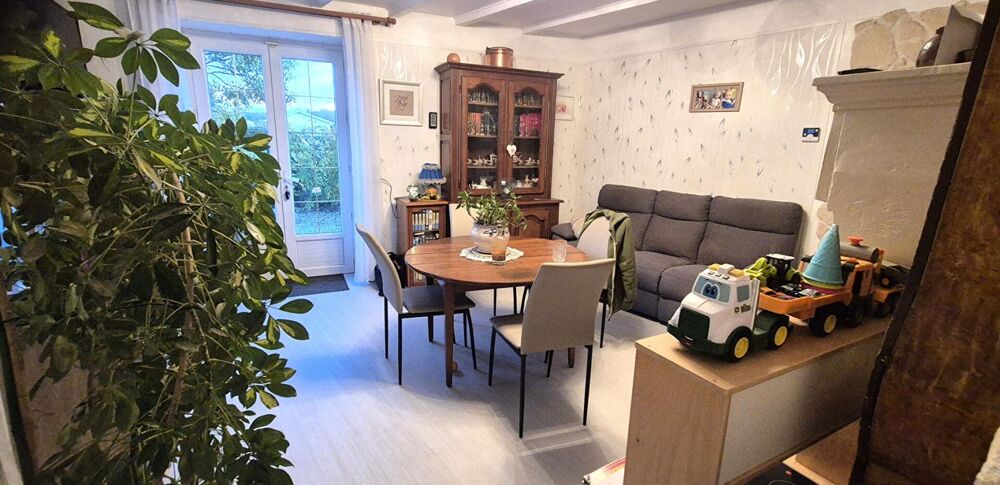 Belle Maison de Village et de Caractère de 1815 de 155 m² Rénover et Entretenue avec Goût avec sa Cour avant et Terrasse de 115