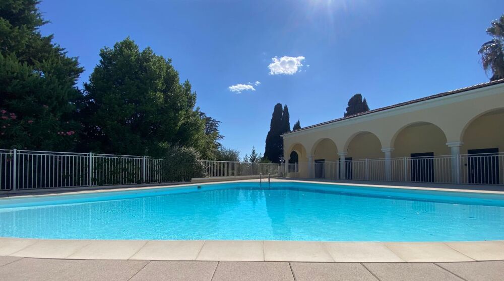 Californie-Pezou, grand T2 en dernier étage avec piscine et garage