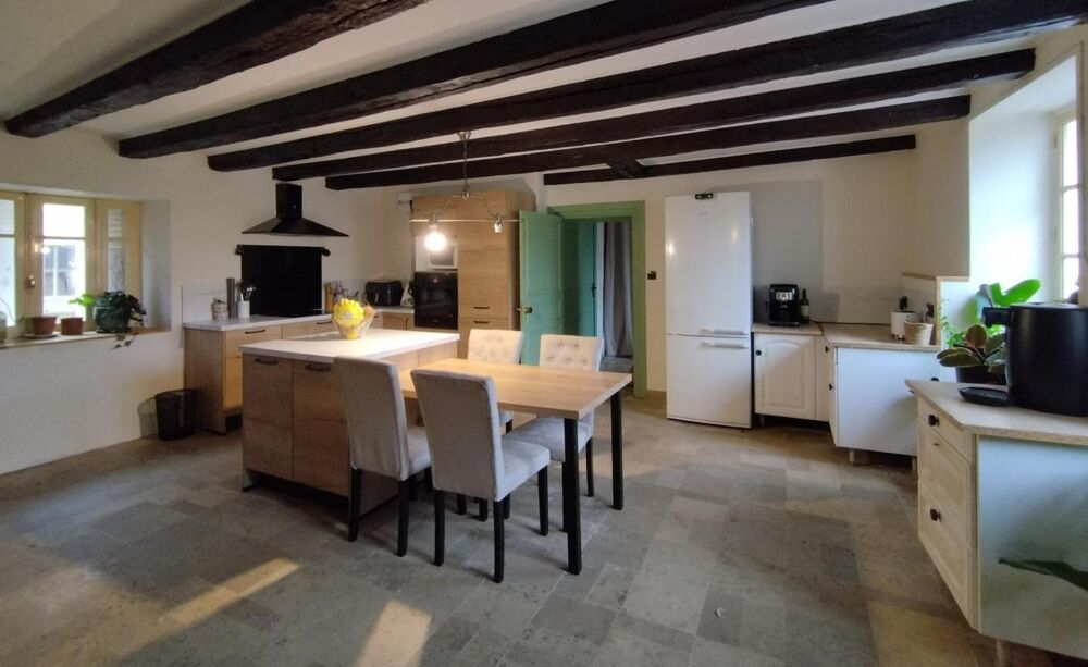 Chazelles, proche La Rochefoucauld. Maison de caractère de 223 m², 5 chambres, cour et grange