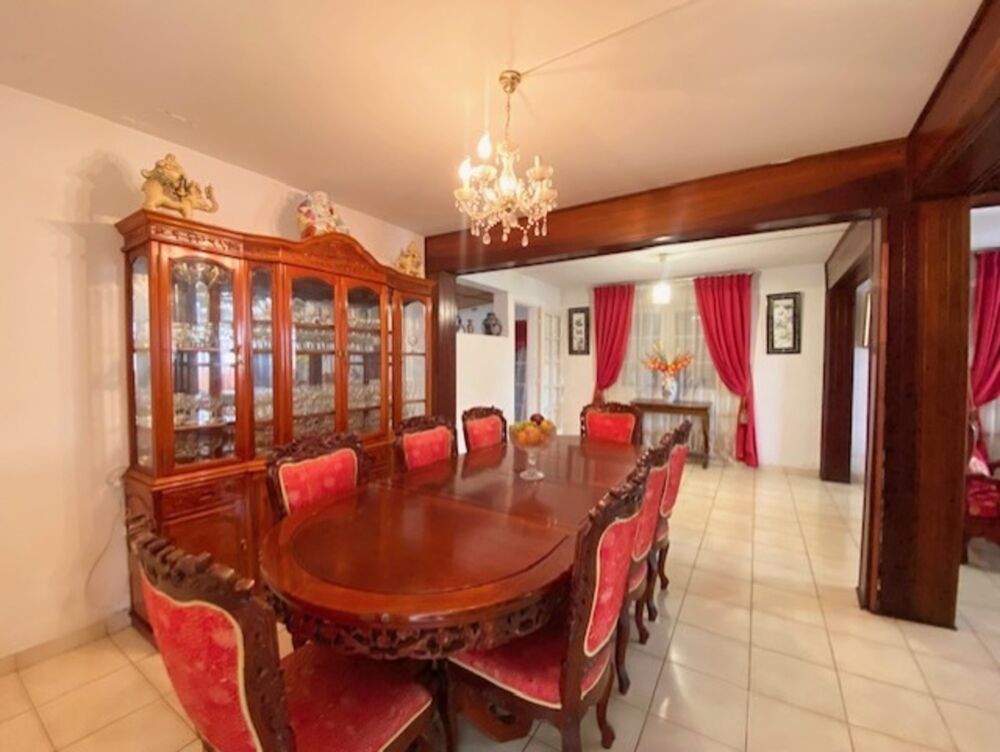 SAINT DENIS (974) Maison à vendre 8 pièces de 218 m² sur 2 niveaux - Garage - Sur parcelle de 755 m²
