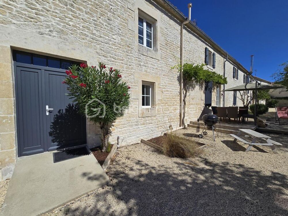 Vente Maison Longère de caractère avec piscine, dépendances et vaste terrain – Benet Benet