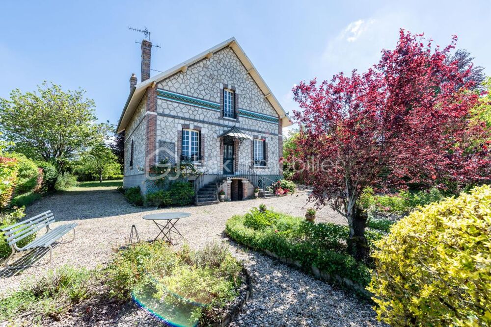 Magnifique maison bourgeoise du 19ème siècle composée de ses 5 chambres et son terrain arboré !