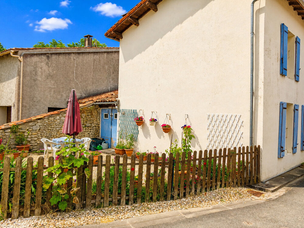Maison à vendre 5 pièces MOSNAC (17)maison avec petit jardin de vente à terme libre