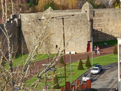   Charmant appartement de 60 m2 en rez-de-jardin (avec terrain de 150 m2 environ) dans un quartier calme sur les hauteurs d'Henneb Appartement - 2 pi�ce(s) - 60 m�