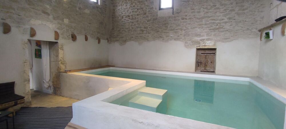 Mas rénové avec piscine intérieur et annexe