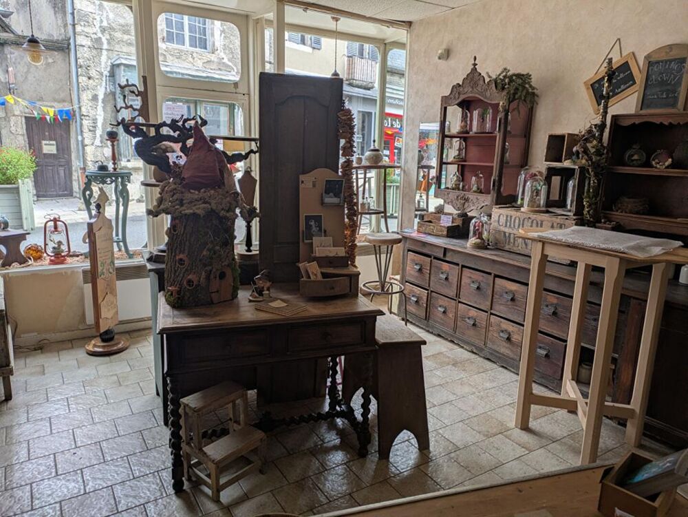 Proche prieuré, immeuble 3 appartements + local commercial (actuellement loué)