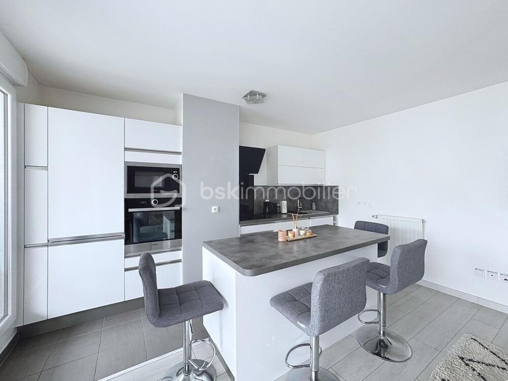 Vente Appartement Coup de coeur: T2 lumineux avec grand balcon, ascenseur, parking et cave – Quartier recherché de Élancourt Elancourt