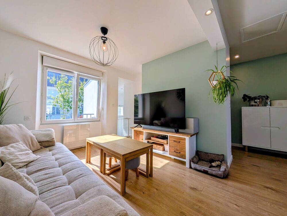 GUIPAVAS  Maison familiale non mitoyenne  5 chambres  Rénovation complète  Écoles et commerces à pied
