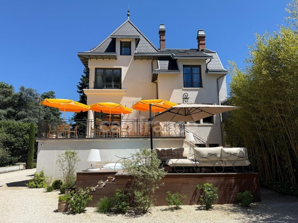 Vente Maison Maison bourgeoise 255 m² entièrement rénovée, parc clos et arboré de 4 303 m² (piscinable), 3 garages, terrasse, jacuzzi Roanne