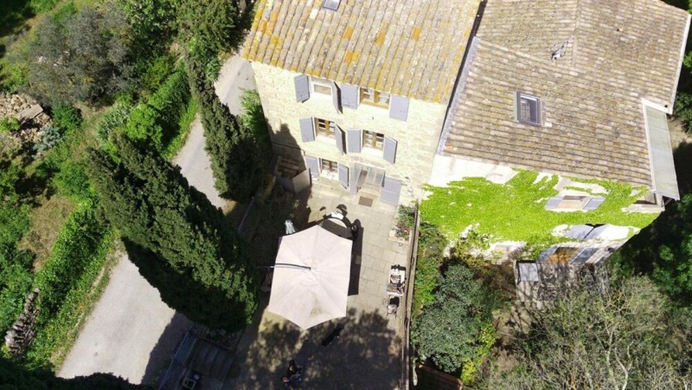 Un véritable havre de paix au coeur de la nature  310 m² habitables avec 2 gîtes et de nombreuses dépendances